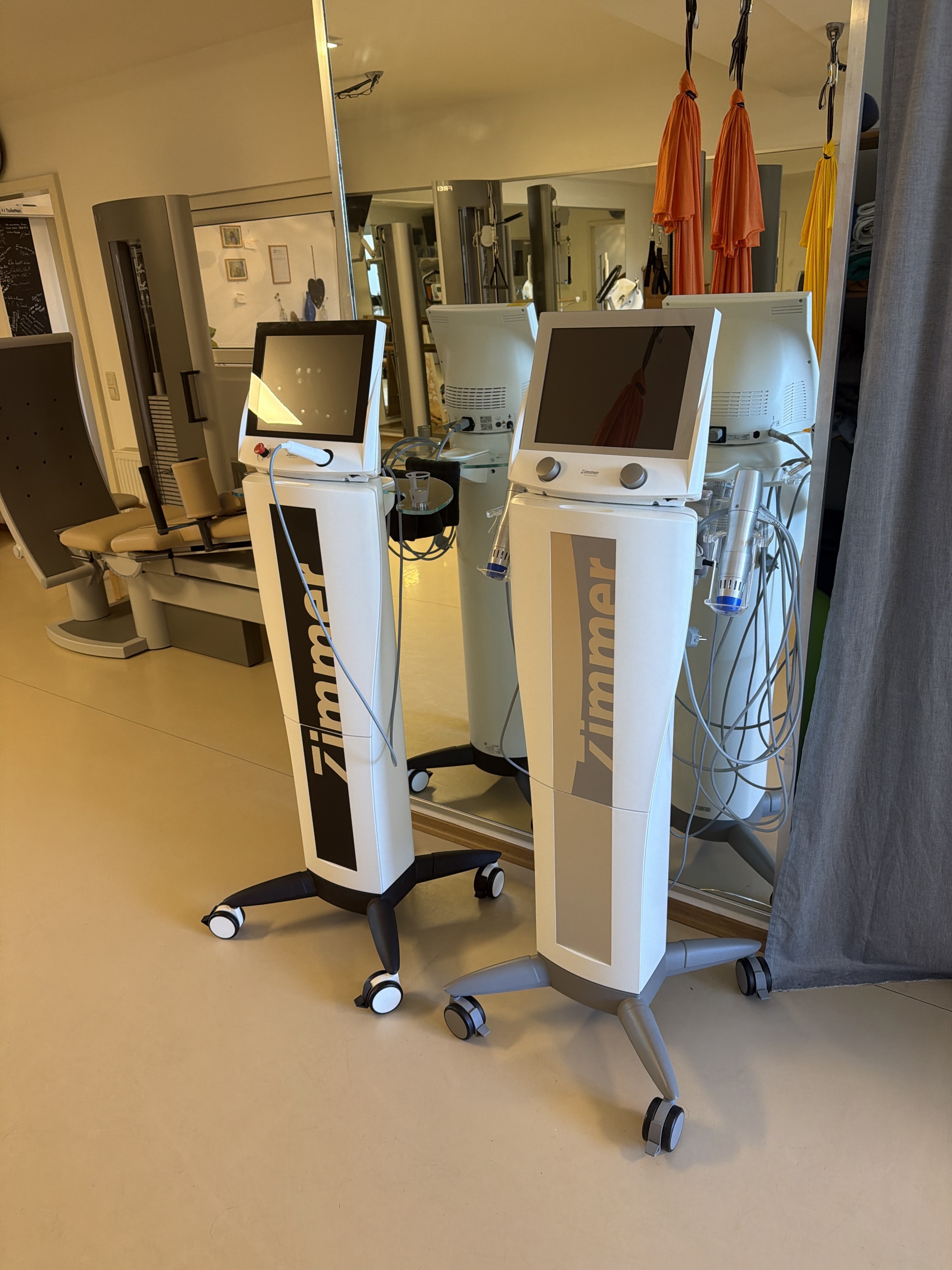 Stoßwellentherapiegeräte im Behandlungsraum