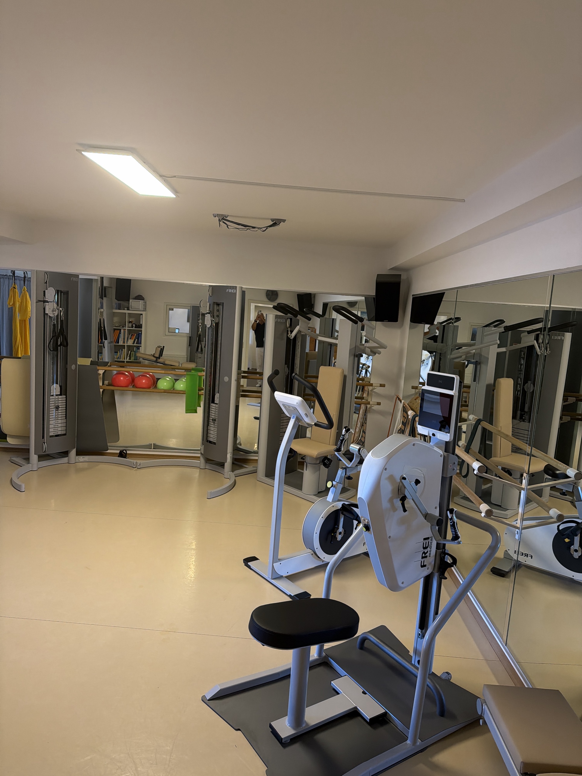 Trainingsraum mit Geräten für Rehasport